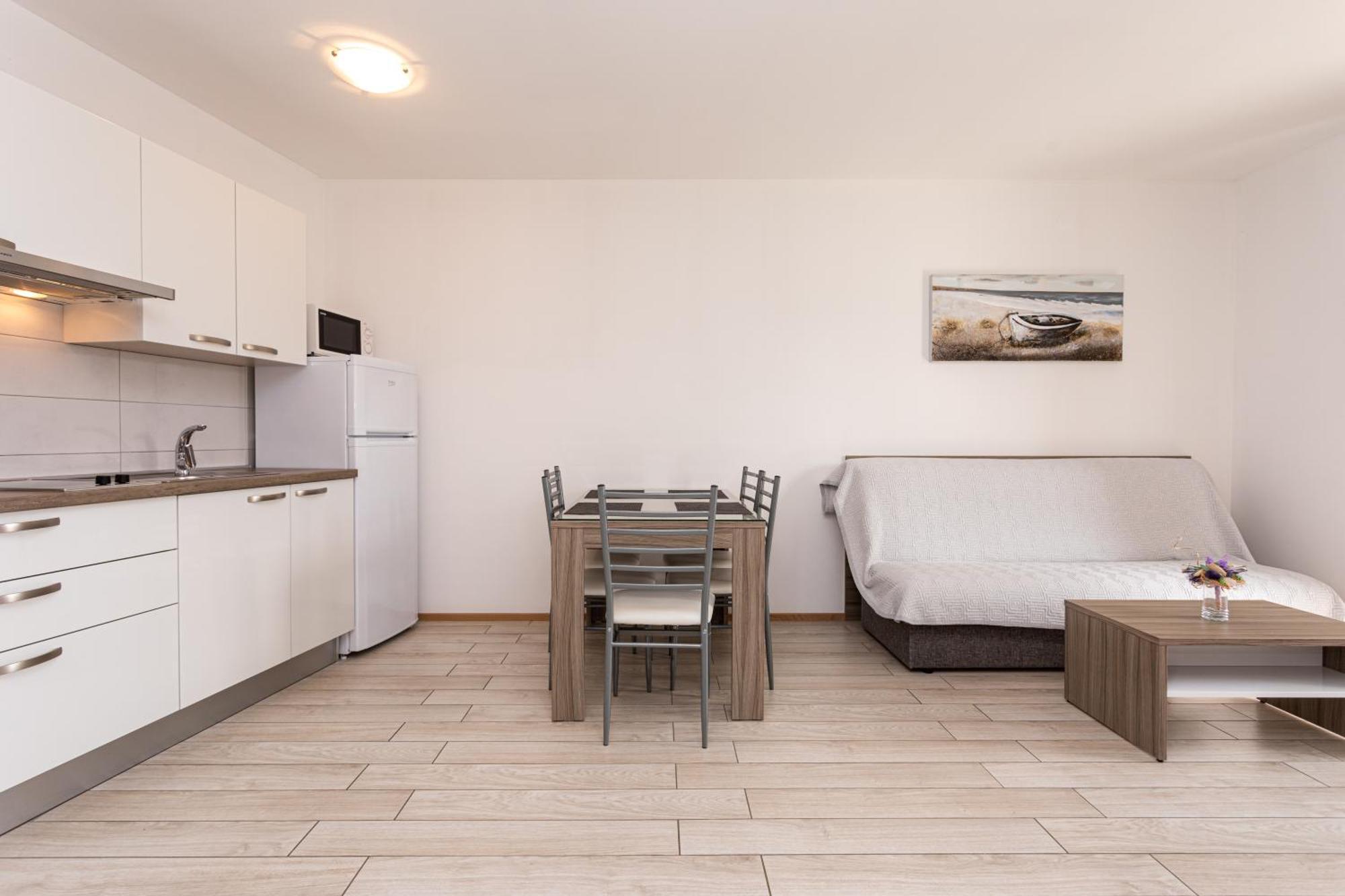 Apartments Crnekovic Tomislava 8 Baška Exterior foto